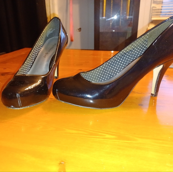 Black Heels - Picture 1 of 2